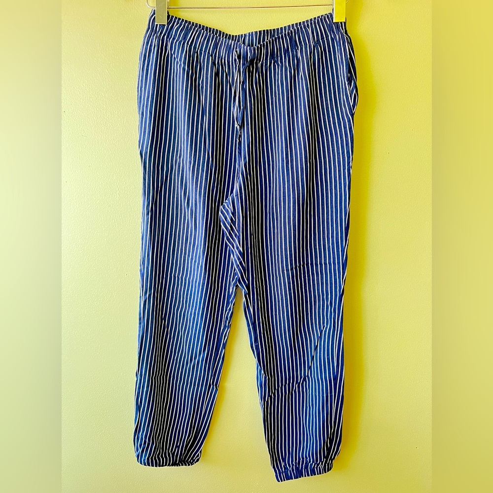 Uniqlo Navy & White Striped Pants with drawstring. NWOT Size Small
